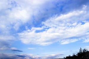 nuvens e fundo de céu azul com espaço de cópia foto