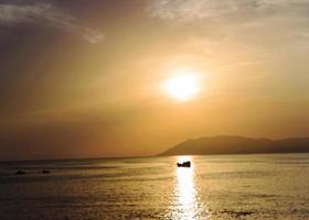 belo pôr do sol no mar negro no verão na vila de kabardinka foto