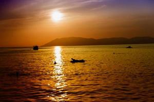 belo pôr do sol no mar negro no verão na vila de kabardinka foto