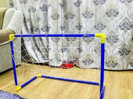 brinquedo infantil de portão de futebol que fica na sala foto