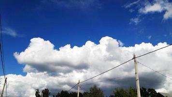 nuvens e fundo de céu azul com espaço de cópia foto