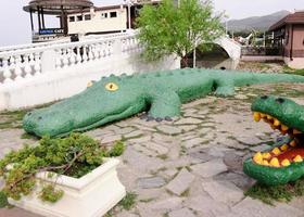 grandes crocodilos de pedra na aldeia de kabardinka na rússia foto