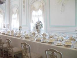 interior da ermida do pavilhão. mesa servida de luxo. interior do salão de banquetes rococó. foto