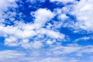 nuvens e fundo de céu azul com espaço de cópia foto