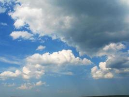 nuvens e fundo de céu azul com espaço de cópia foto