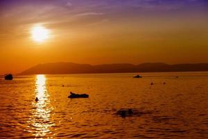 belo pôr do sol no mar negro no verão na vila de kabardinka foto