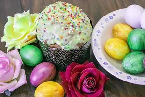 bolos de páscoa doces com ovos coloridos na mesa no quarto foto