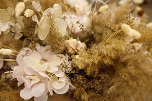 em branco para registro de cartões postais ou vale-presente. flores artificiais em um fundo colorido foto