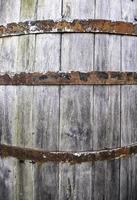 velhos barris de madeira enferrujados foto