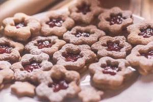 pilha de biscoitos em forma de estrela com geléia. foto