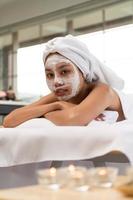 retrato de jovem e bela mulher asiática gosta de massagem em um resort spa de luxo foto