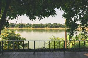 vista da antiga vila de chiang khan durante a manhã enevoada. a vila ao longo do rio mekong é a fronteira tailandesa-laos, que agora é uma famosa atração turística da província de loei, tailândia. foto