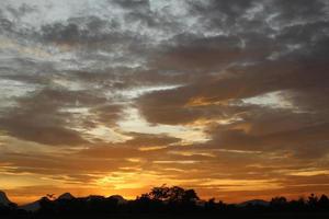 silhueta de montanha com fundo por do sol foto