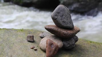 pedras balançando com desfoque de fundo de fluxo de água foto