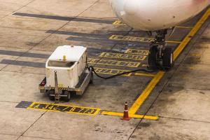 Verificação do equipamento principal de manutenção de aeronaves no aeroporto antes da partida para segurança. serviço de pré-voo. foto