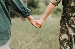 mãos de casal sênior foto