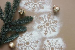 composição de natal com bolas e cones de natal dourados foto