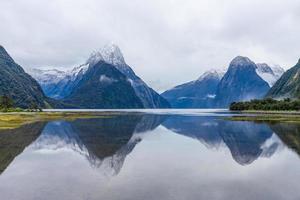 pico milford sound miter, parque nacional de fiordland, ilha do sul, nova zelândia foto