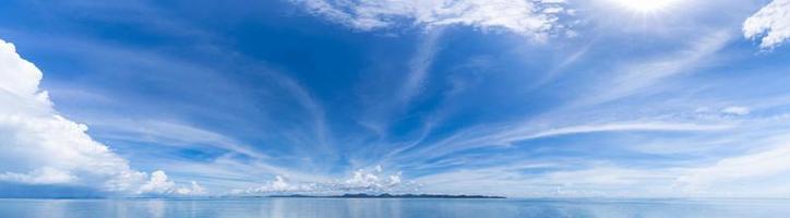 fundo do horizonte de céu azul com nuvens em um dia ensolarado panorama da paisagem marinha phuket tailândia foto