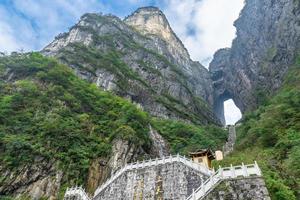 o portão do céu do parque nacional da montanha de tianmen com escada de 999 degraus em um dia nublado com céu azul zhangjiajie changsha hunan china foto