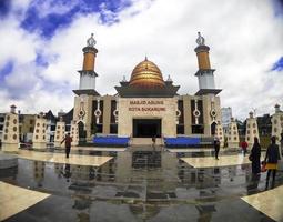 sukabumi, west java, indonésia, 27 de fevereiro de 2022. grande mesquita de sukabumi no coração da cidade. foto