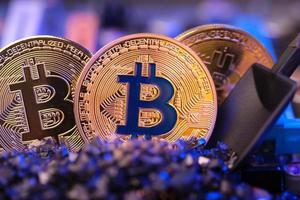 mineração de moeda criptográfica bitcoin na placa de circuito dinheiro virtual. tecnologia blockchain. conceito de mineração