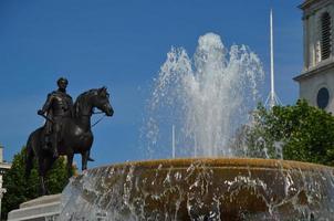 fonte com estátua na praça trafalgar foto