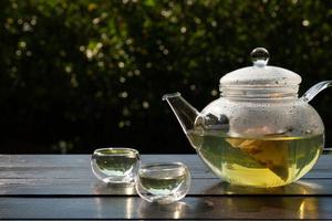chá verde servindo na mesa no jardim foto