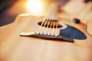 guitarra clássica de fragmento de foto em um fundo marrom claro.