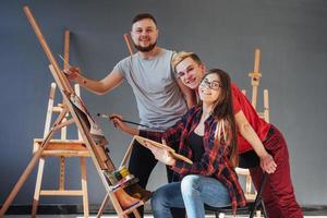 grupo de alunos pintando em aulas de arte foto