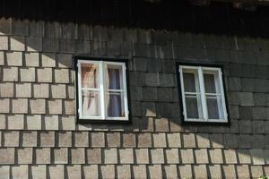 janela branca na velha casa de madeira. foto