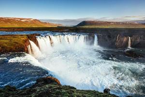 cachoeira godafoss ao pôr do sol. paisagem fantástica. belas nuvens cumulus. Islândia Europa foto