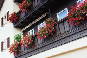 vista cênica. a área histórica da cidade hallstatt com casas coloridas tradicionais em halshtati. Áustria foto