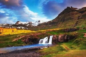 a bela paisagem de montanhas e rios na islândia. foto
