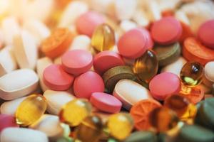 pílulas, cápsulas ou suplementos médicos coloridos para o tratamento e cuidados de saúde em um fundo claro