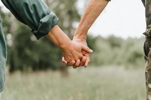 mãos de casal sênior foto