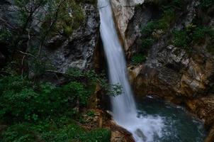 pequena cachoeira nas montanhas foto