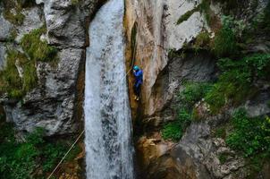 descer uma cachoeira de rapel foto