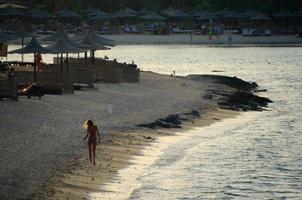 mulher na areia de férias foto