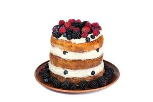 bolo victoria com chantilly e frutas vermelhas por cima foto