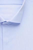 camisa de algodão, gola e botão detalhados closeup, vista superior foto