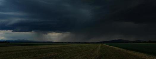 panorama de nuvens negras de tempestade foto