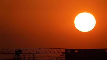 a bela vista do pôr do sol com a silhueta e o céu de nuvens coloridas na cidade foto