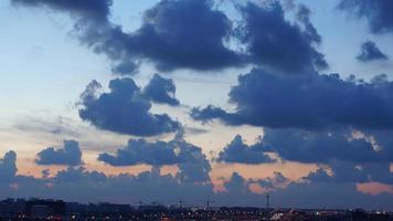 o lindo céu do sol com o céu colorido e nuvens na cidade foto