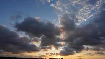 a bela vista do pôr do sol com a silhueta e o céu de nuvens coloridas na cidade foto