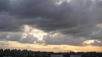 a bela vista do pôr do sol com a silhueta e o céu de nuvens coloridas na cidade foto