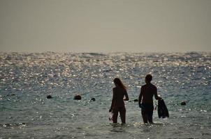 homem e mulher durante o mergulho foto