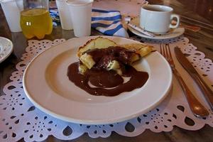 panquecas frescas com calda de chocolate em um prato foto