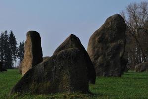 pedras de granito com árvores foto