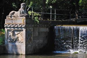 bela cachoeira de pedra velha em um castelo foto